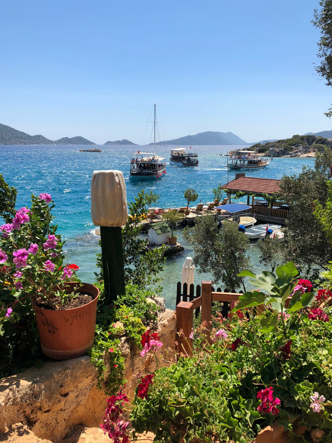 Küste von Antalya mit Blumen und Booten
