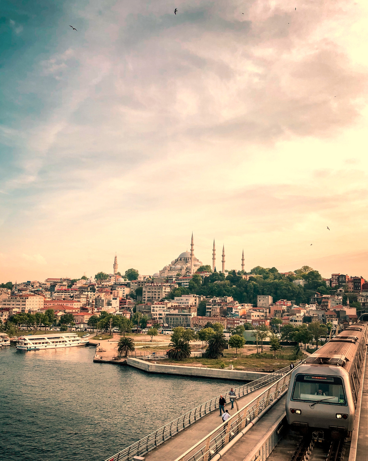 Istanbul mit Moschee und Metro