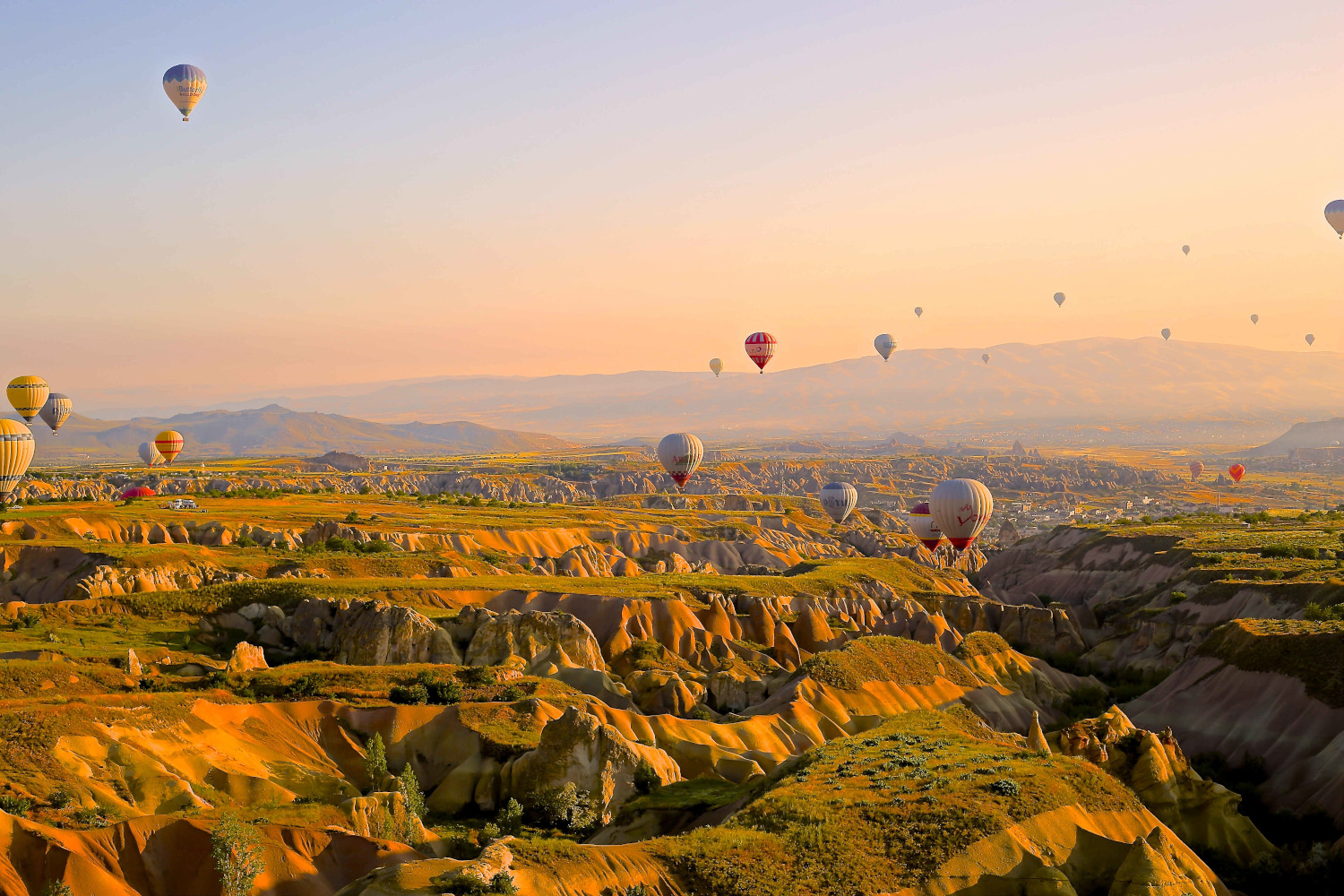 Kappadokien mit Balloons bei Sonnenauf- oder untergang