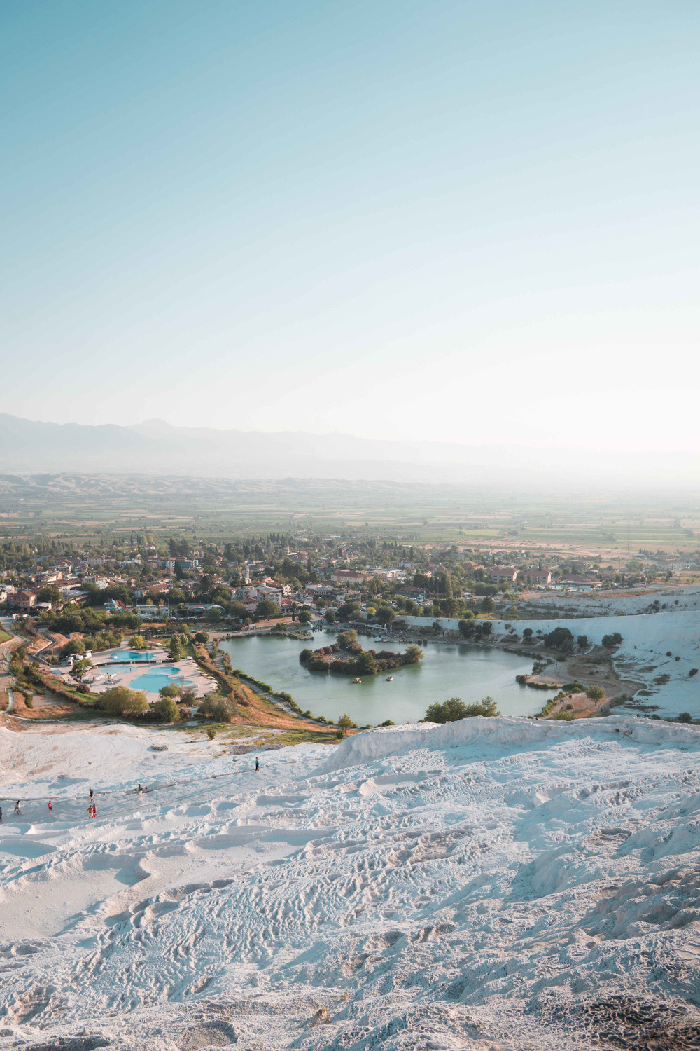 Pamukkale mit der ganzen Stadt und den mineralhaltigen Thermalwassern